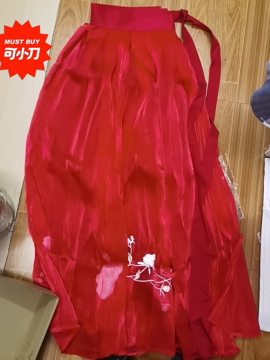 上遥居千春，红色褶裙。我真的hold不住红...