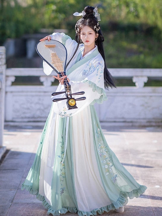 买来穿过一次拍照就没穿了  比较喜欢jk ...