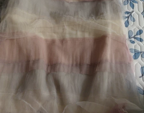 出彩虹蛋糕裙，超级仙女，今天天气有点阴，光...