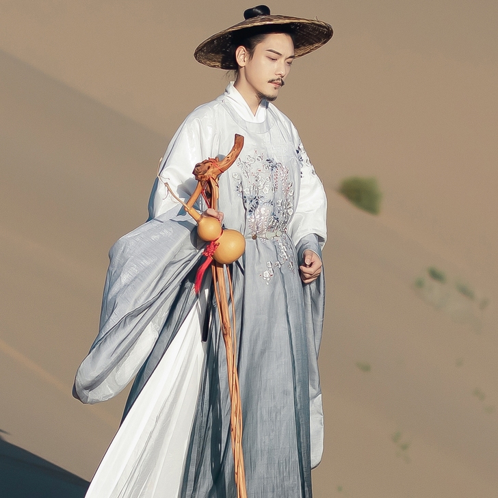 出一件司南阁的云中紫藤圆领袍