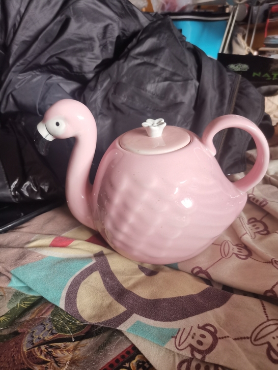 出售一把火烈鸟手工打造的茶壶，造型优美，适...