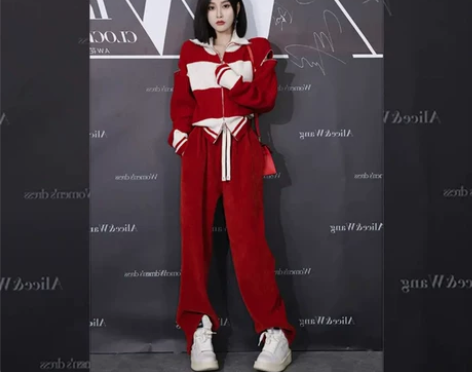 ?圣诞氛围感、白抽绳红色休闲裤 感兴趣的话...