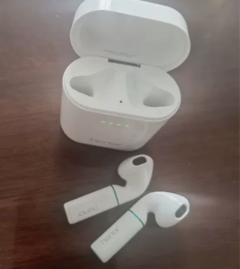 荣耀耳机  轻微使用痕迹，电充满可用一个半...