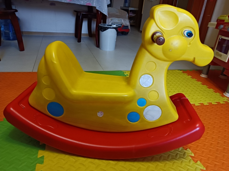 幼儿摇摇马玩具，环保塑料材质，干净无气味，外表部分贴纸掉了，