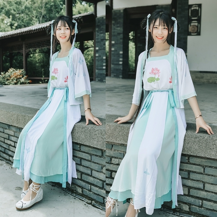 宅漫周边店的浅荷汉服