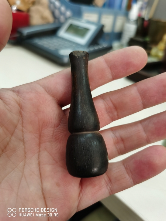 牛角中间穿绳子挂饰 ，口上有残，这个口长裁...