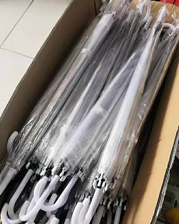 透明雨伞便宜处理大概一百把左右，一把五块，...