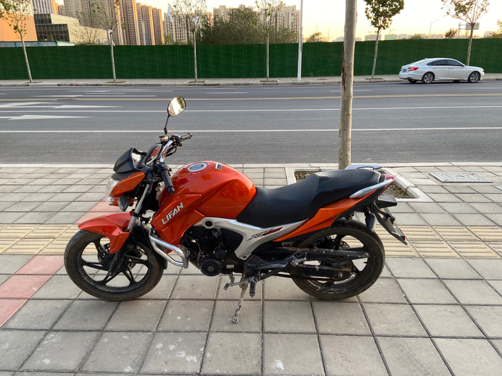 出摩托车一辆，9成新2800元，无牌，三年...