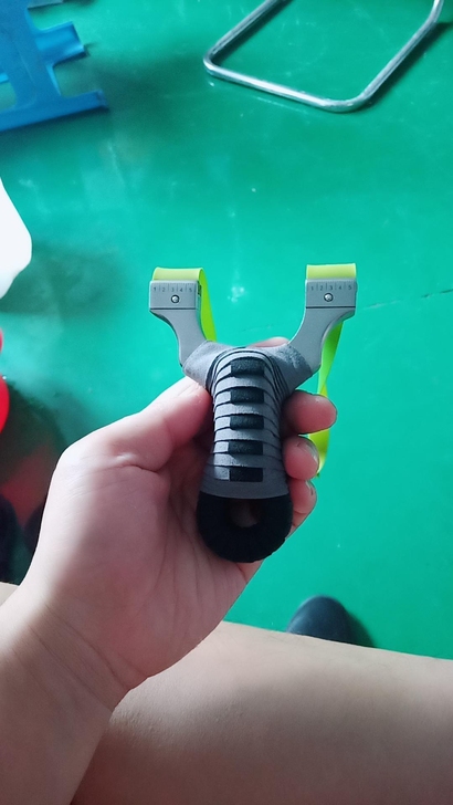 闲置一把全新的扁皮筋弹弓，没空玩便宜包邮处...