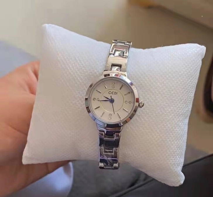 捡漏！过生日朋友送的礼物是女士高档手表，全...