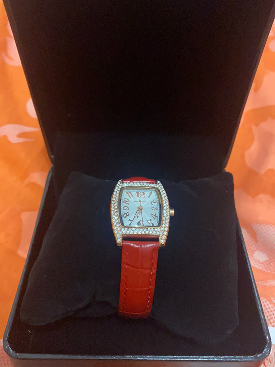 全新的，朋友送的，自己不喜欢带表