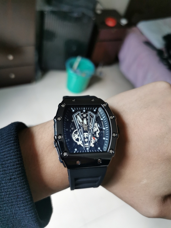 全新意卡意手表，朋友送的，嫌重 。