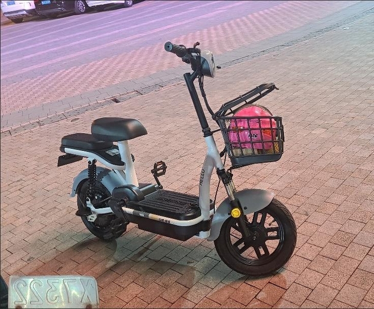 哈啰电动车 一个人骑续航30公里，不建议两...