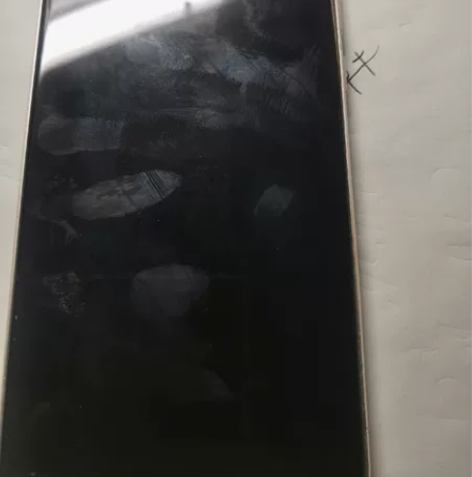 努比亚z17s 6+64 屏幕有个划痕，边...