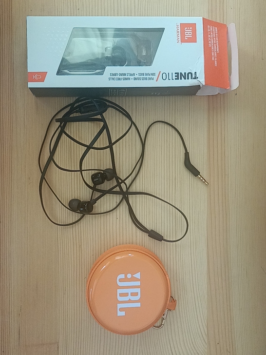 JBL 重低音耳机  旗舰店买的 保真