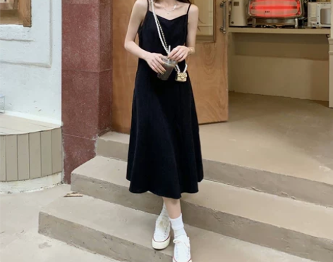 黑色吊带连衣裙女秋冬季2021新款法式小个...