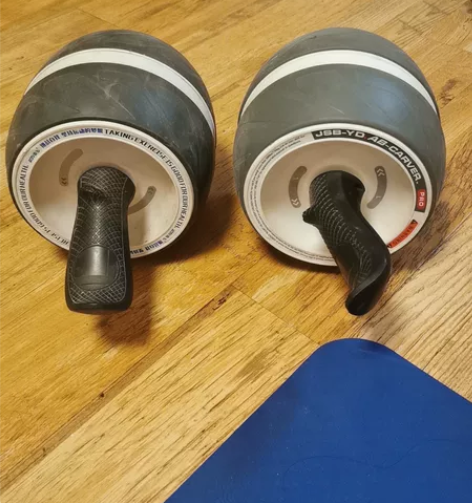 九成新健腹轮 2个 买了以后发现成为家中摆...