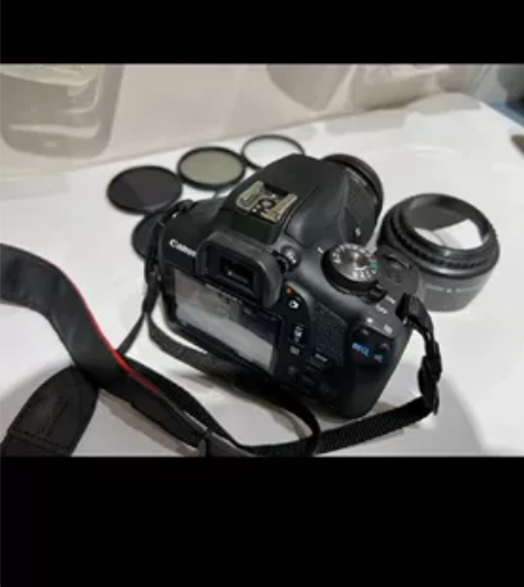 正常使用中的佳能EOS  1500D。两电...