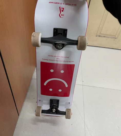 dbh专业滑板 就滑了一两次 还是比较新的...