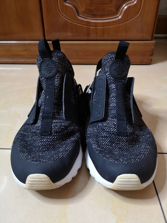 耐克男士运动鞋。42码。九成新。便宜转让偏...