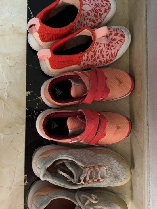 阿迪达斯耐克34码正品不是瑕疵，是没洗干净...