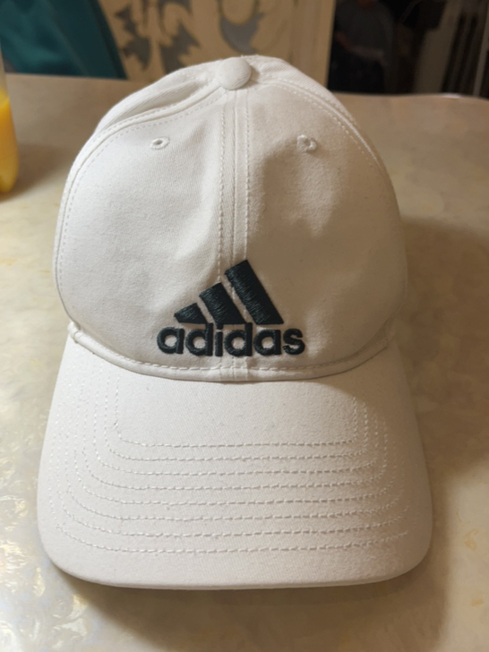 阿迪达斯的帽子，后面带调节扣，大小头围都可...