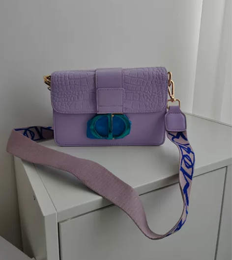 紫色女士斜挎包包。 全新，pu皮，包邮出。