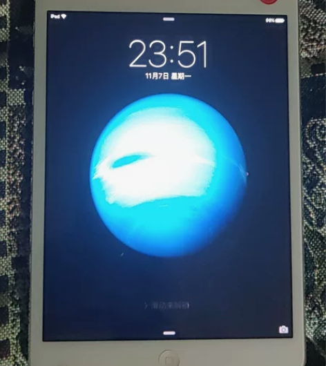 苹果ipadmini 16g 屏幕中间有一...