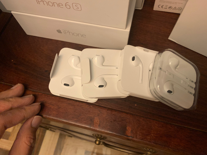 以前买手机是带的，两个7p，两个xsmax...