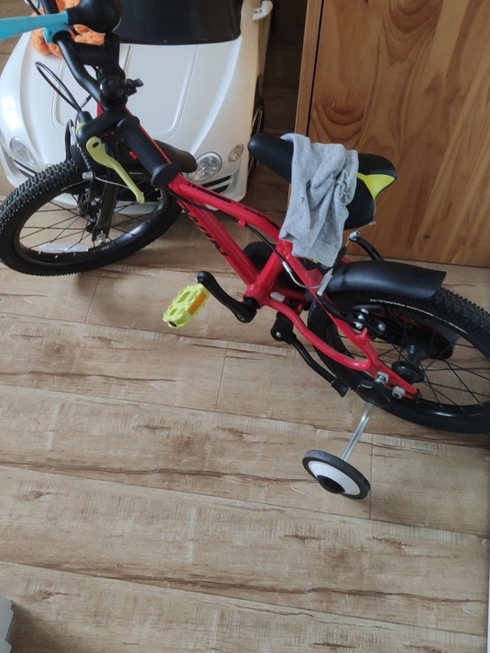 这个车子花1500买的，嗯，没怎么骑？你看...