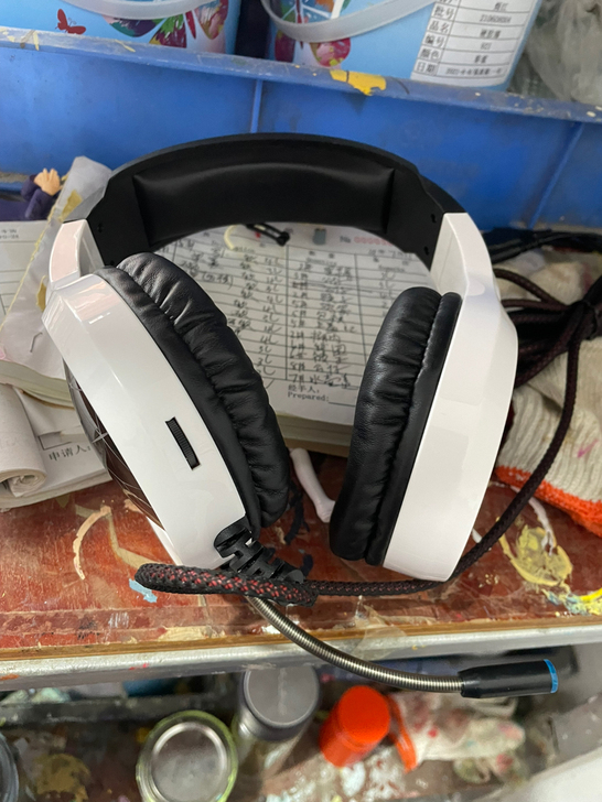 红色搬厂，留下一箱耳机，电脑办公，链接手机...