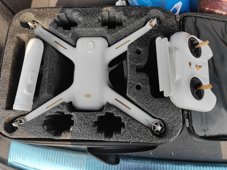 小米4k无人机,带手柄和包