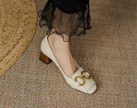 法式金属扣流苏粗跟真皮单鞋百搭软底中跟女鞋...