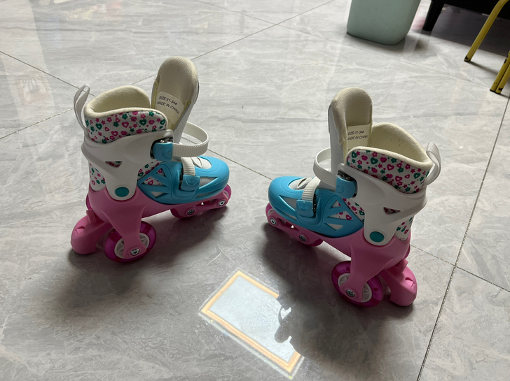 轮滑鞋。31-34码可调节。适合4-8岁小...