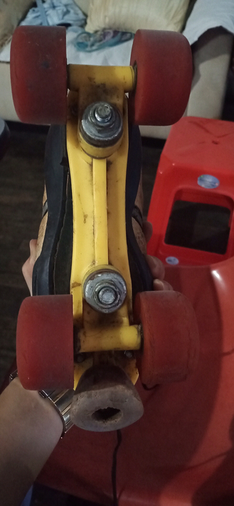 旱冰场结束营业 一批成色如图溜冰鞋出售。大...