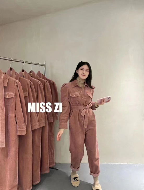 最新早春款，粉色灯芯绒连体裤，保暖度也不错...