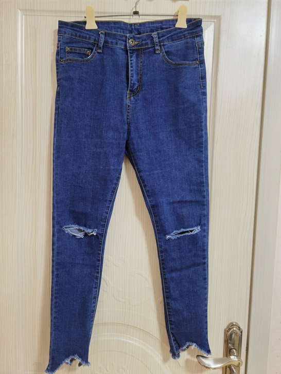 破洞牛仔九分小脚裤。适合120斤以下的姐妹...