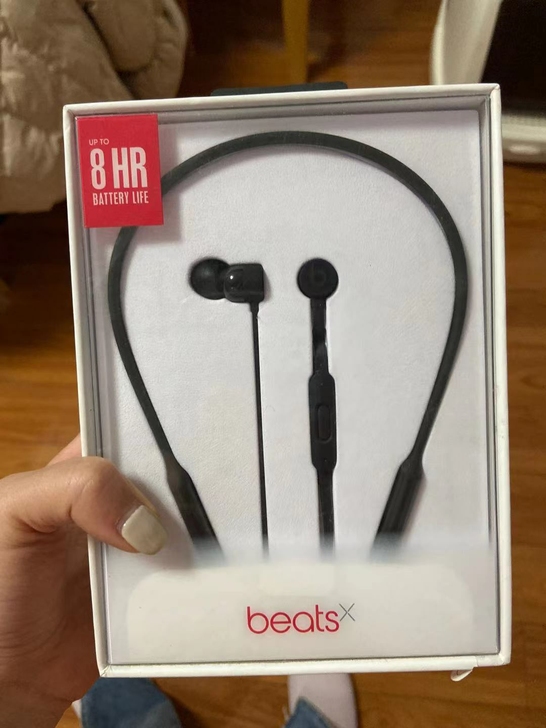 朋友送的，全新未拆封，beats x