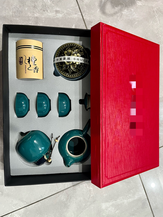 公司发的礼品,茶具+檀香+檀香炉。家里人无...