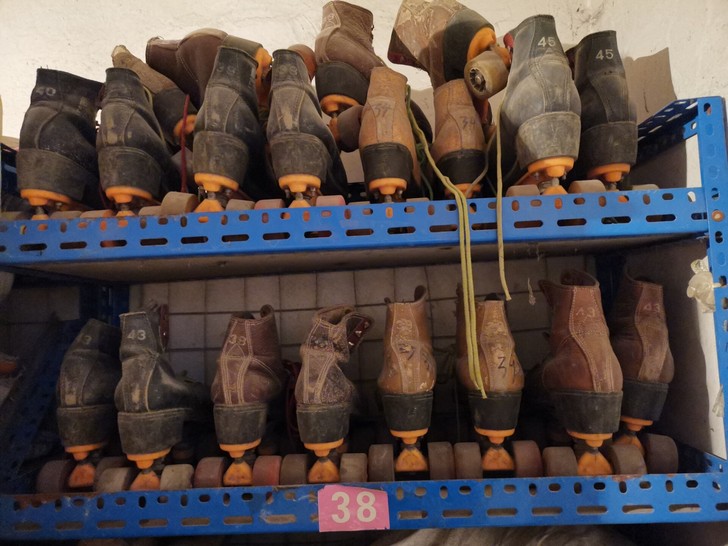 溜冰鞋双排开溜冰场时买的，现在不干了，一直...