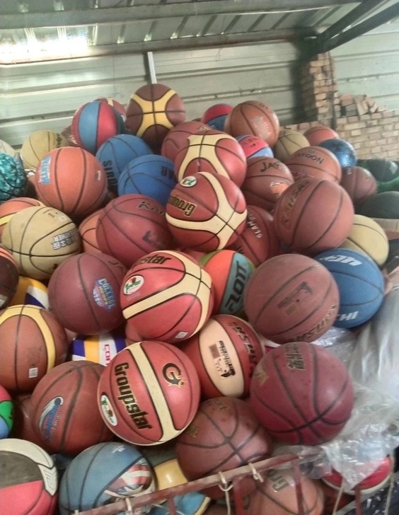 瑕疵篮球 库存，都不影响正常使用 ，十元一...