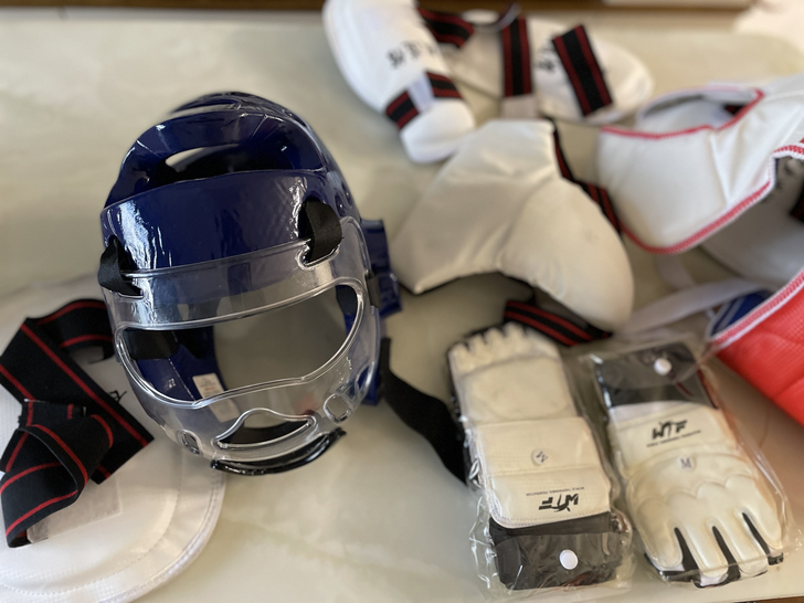 跆拳道护具，用过2次，教练那里500元买的...