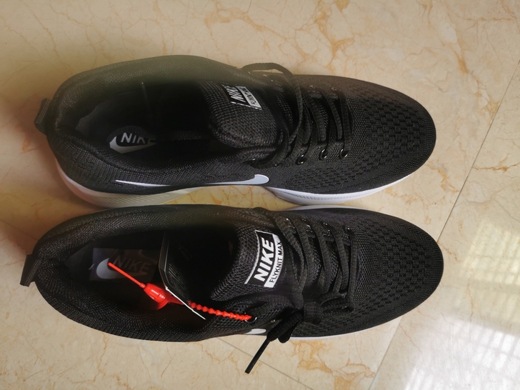 耐克男装运动鞋42码男士 白边鞋底黑色鞋面...