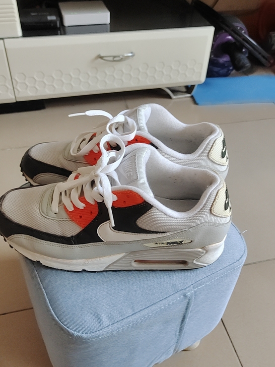 耐克缓震跑步鞋，42码正品保证。轻微磨损八...