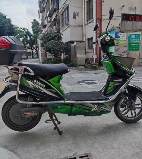 5个大电瓶60v能跑四十多公里 有需要的朋...