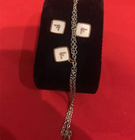 全新阿玛尼 耳钉手链如图三件套，买手表的时...