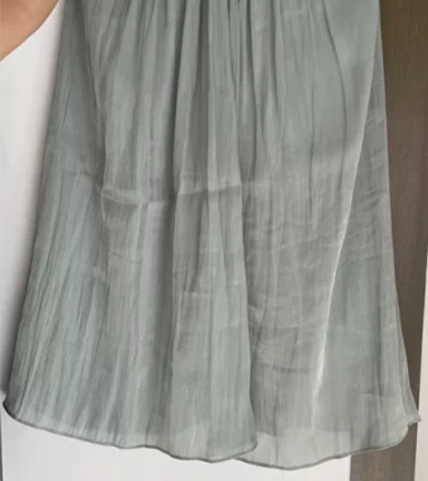 8成新s码中裙，很轻薄，有里衬 感兴趣的话...