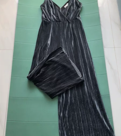 全新闲置Lily m号天鹅绒连体裤,百搭O...