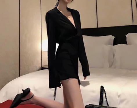 【38活动价】2022春季新款v领性感连衣...