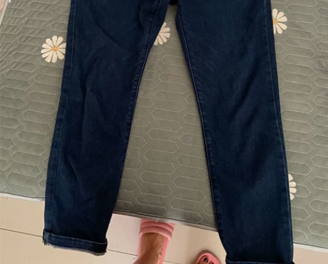 卡玛家背带牛仔裤，现在穿不下啦，这个上身很...